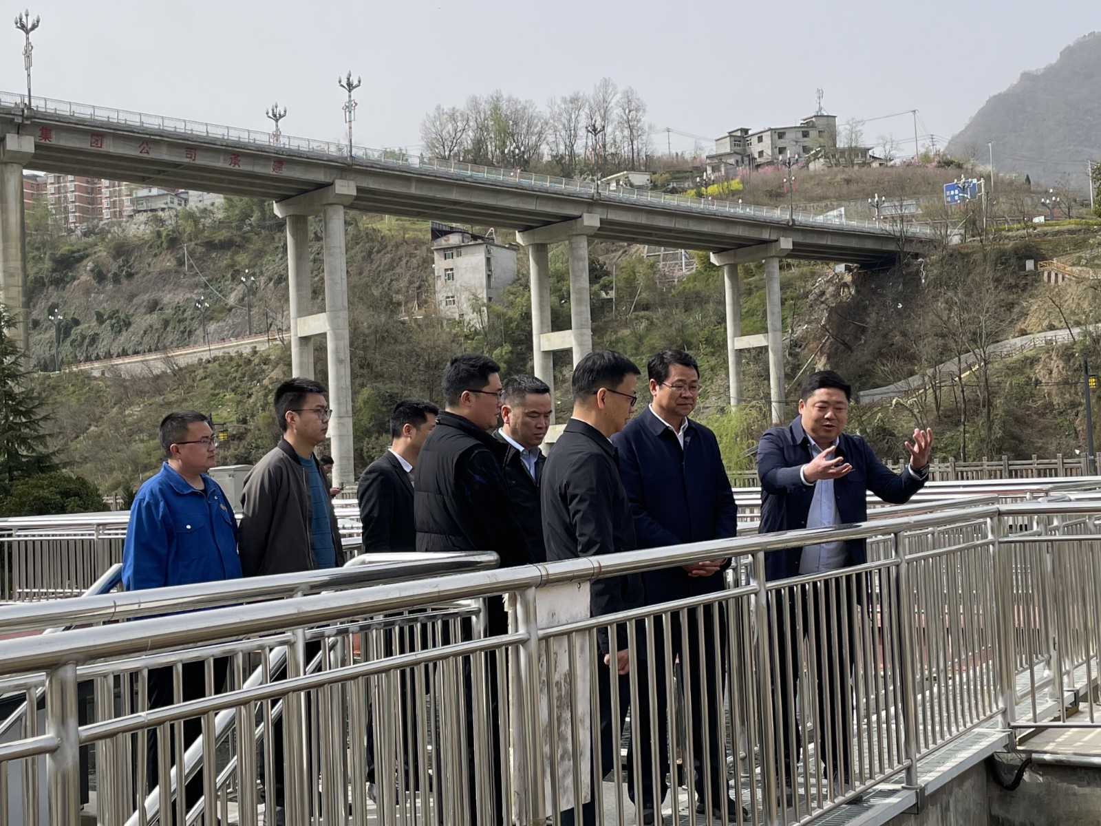 安康市政協(xié)副主席、嵐皋縣委書記馬宏偉道水環(huán)境公司嵐皋縣污水處理廠調(diào)研-配圖.jpg
